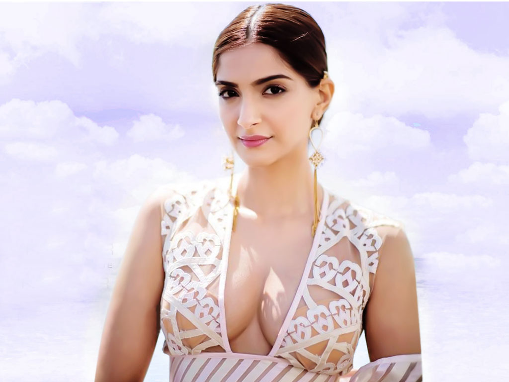 sonam kapoor-Topless Bollywood Babes 